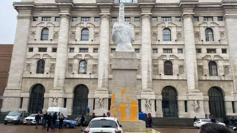 attivisti di ultima generazione imbrattano il dito di cattelan 10