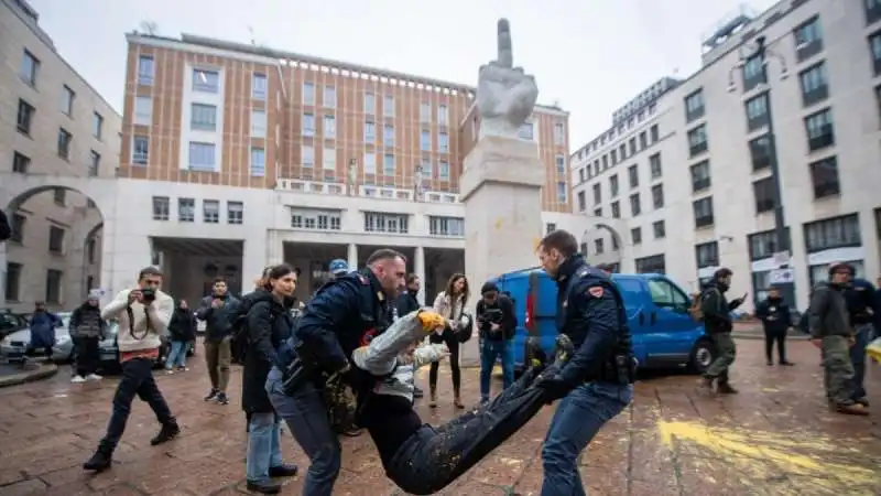 attivisti di ultima generazione imbrattano il dito di cattelan 2