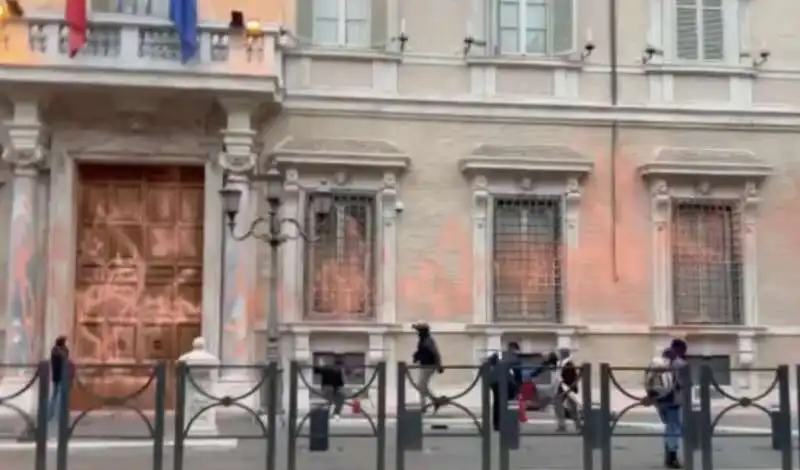 attivisti ultima generazione imbrattano il senato 4