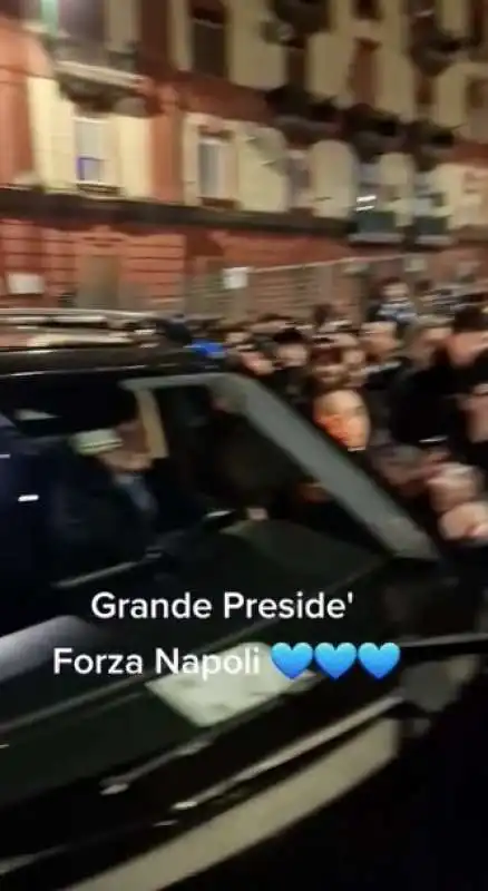 AURELIO DE LAURENTIIS FESTEGGIA CON I TIFOSI DEL NAPOLI DOPO LA VITTORIA CONTRO LA ROMA 