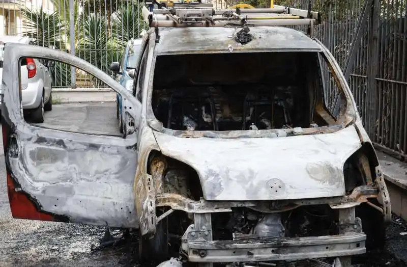 auto con il logo di tim bruciate a roma   1