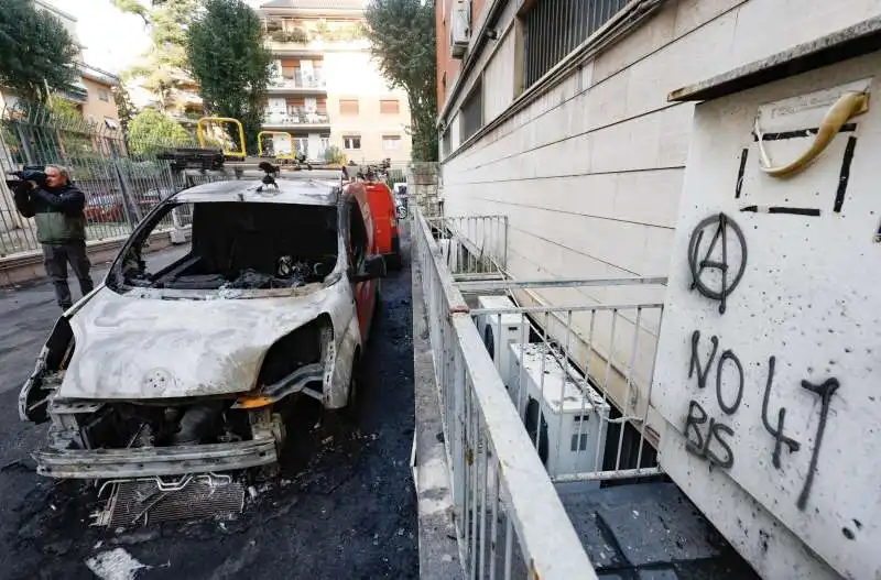 auto con il logo di tim bruciate a roma   6