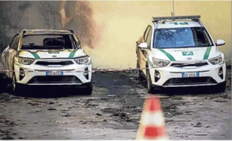 AUTO DEI VIGILI URBANI INCENDIATA DAGLI ANARCHICI A MILANO 