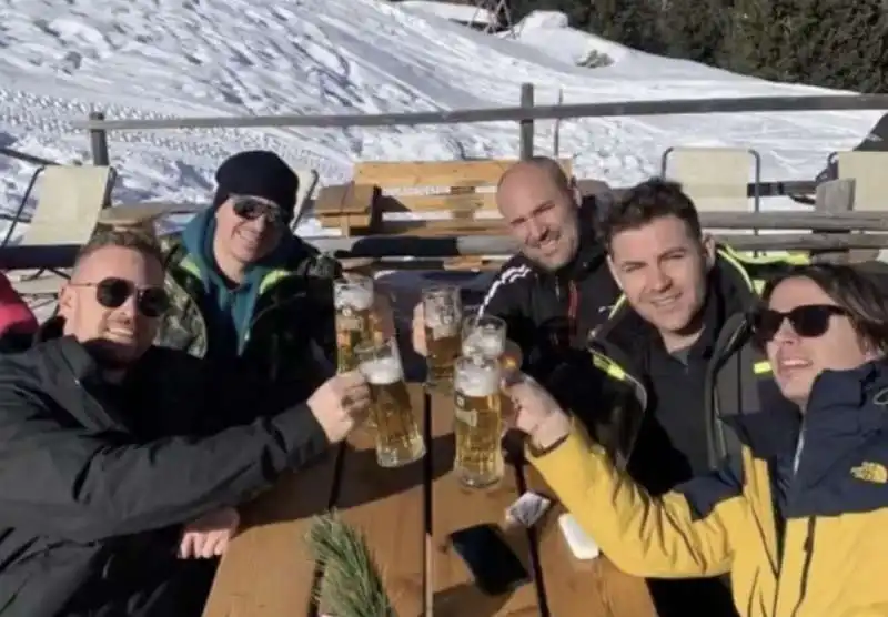 bastian muller con gli amici di ilary blasi in montagna 