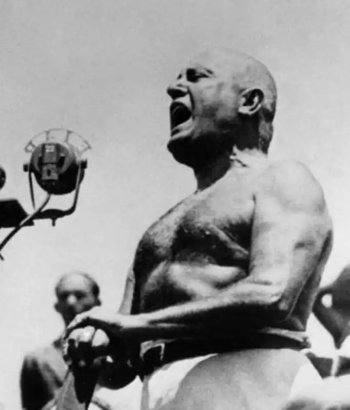 benito mussolini a torso nudo