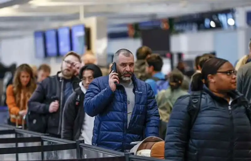 caos negli aeroporti americani dopo il guasto informatico   1