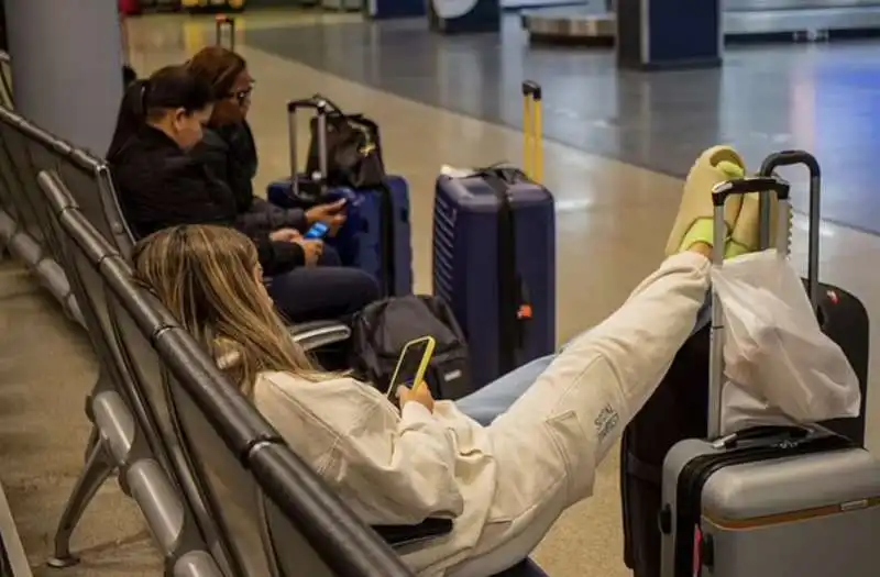 caos negli aeroporti americani dopo il guasto informatico   14