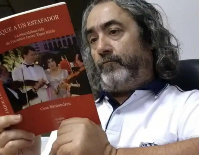 cesc santandreu con il libro su javier rigau 