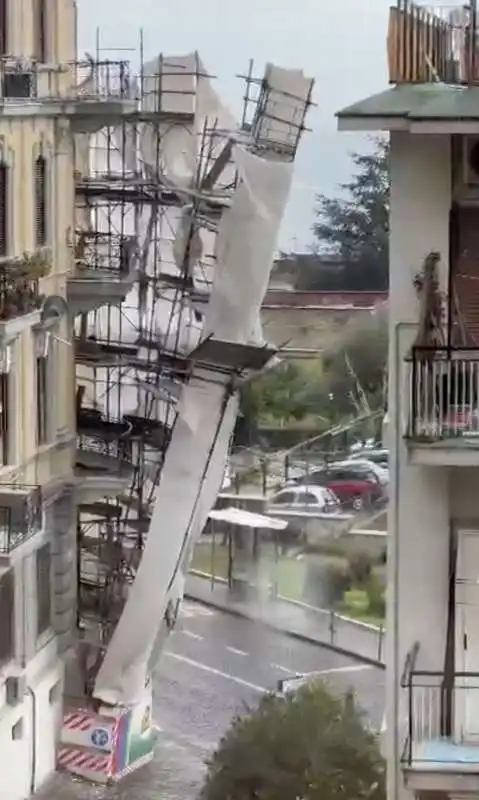 crollo impalcatura napoli 5