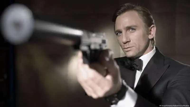 DANIEL CRAIG JAMES BOND