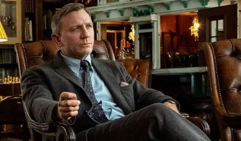 daniel craig knives out. 