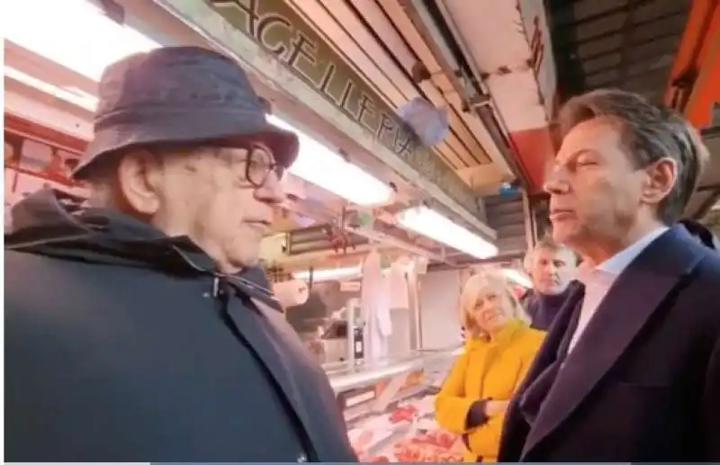 FACCIA A FACCIA IN UN MERCATO DI ROMA TRA UN PENSIONATO E GIUSEPPE CONTE