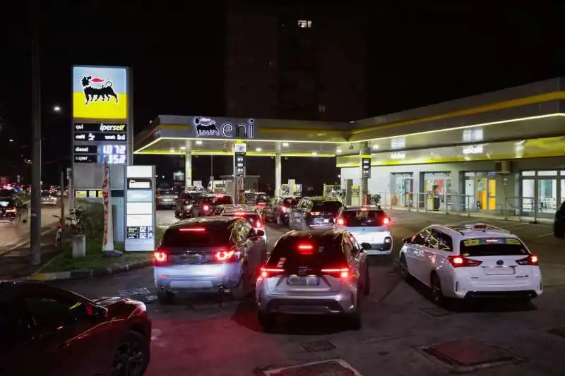 fila per fare benzina 8