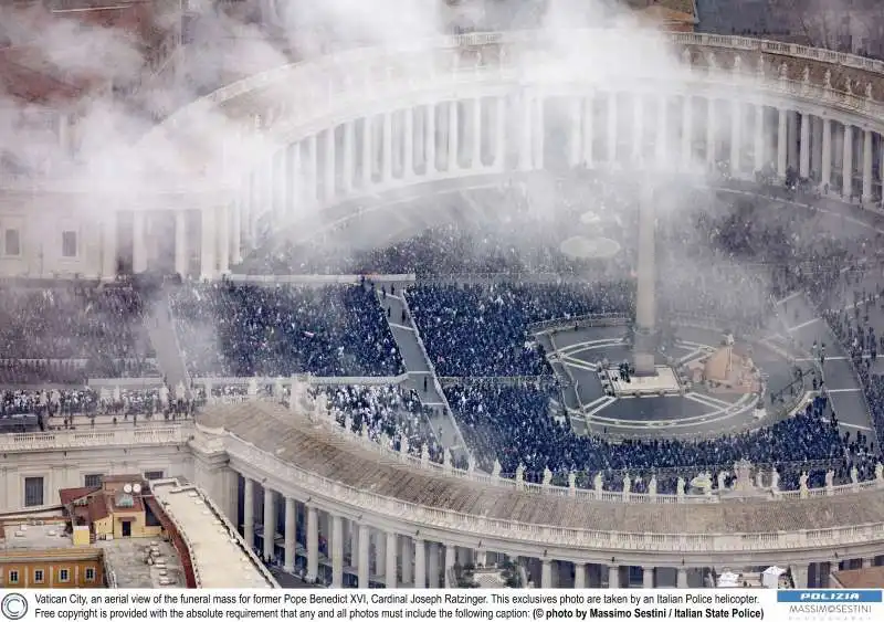 funerali di ratzinger   foto di massimo sestini dall elicottero della polizia   10