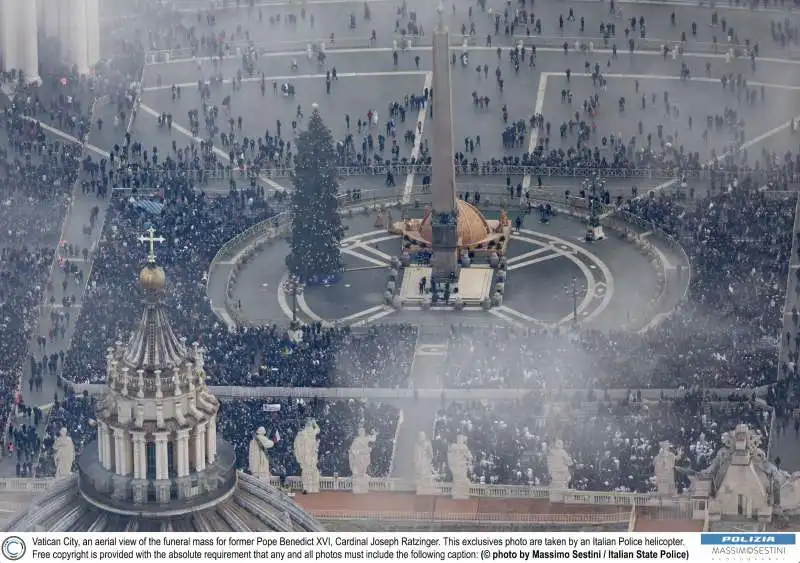 funerali di ratzinger   foto di massimo sestini dall elicottero della polizia   6