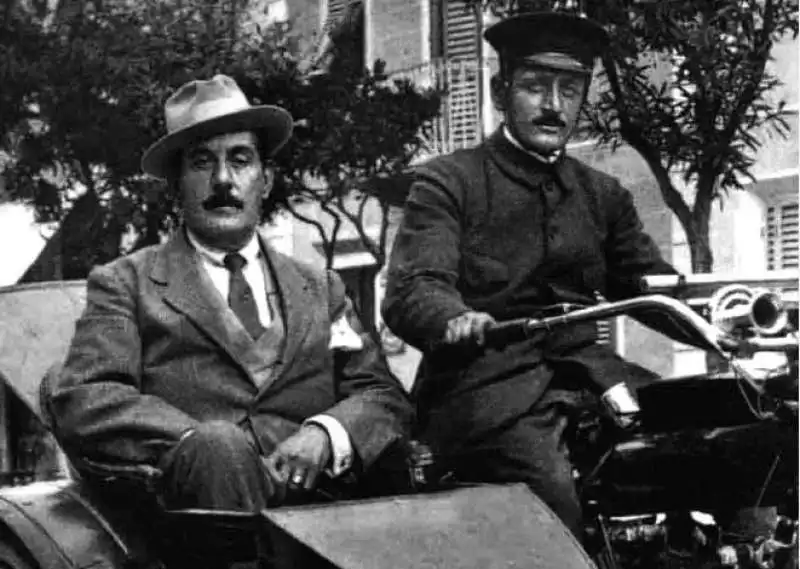 giacomo puccini in automobile