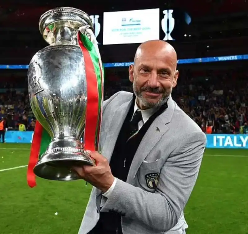 gianluca vialli  con la coppa dell europeo 