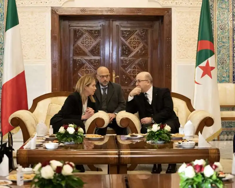 giorgia meloni e il primo ministro algerino aymen benabderrahmane 