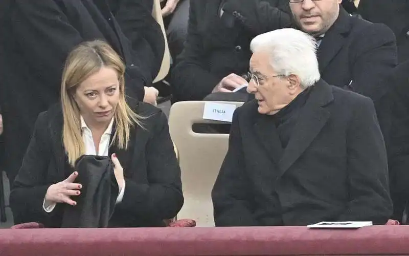 giorgia meloni e sergio mattarella ai funerali di ratzinger 