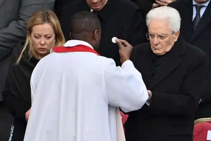 giorgia meloni e sergio mattarella ricevono la comunione ai funerali di ratzinger