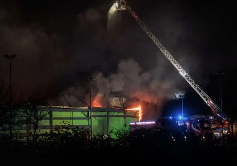 incendio allo store orizzonte   centro commerciale castel romano   3