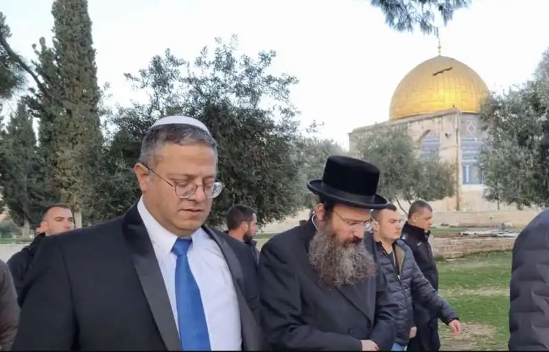 itamar ben gvir  passeggia sulla spianata delle moschee 