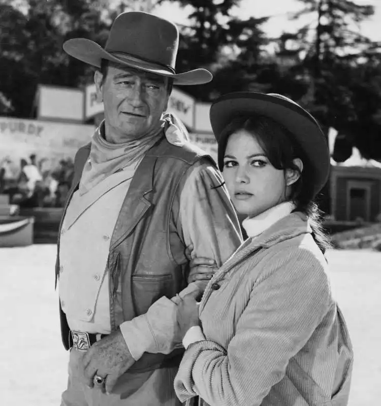 JOHN WAYNE CLAUDIA CARDINALE 