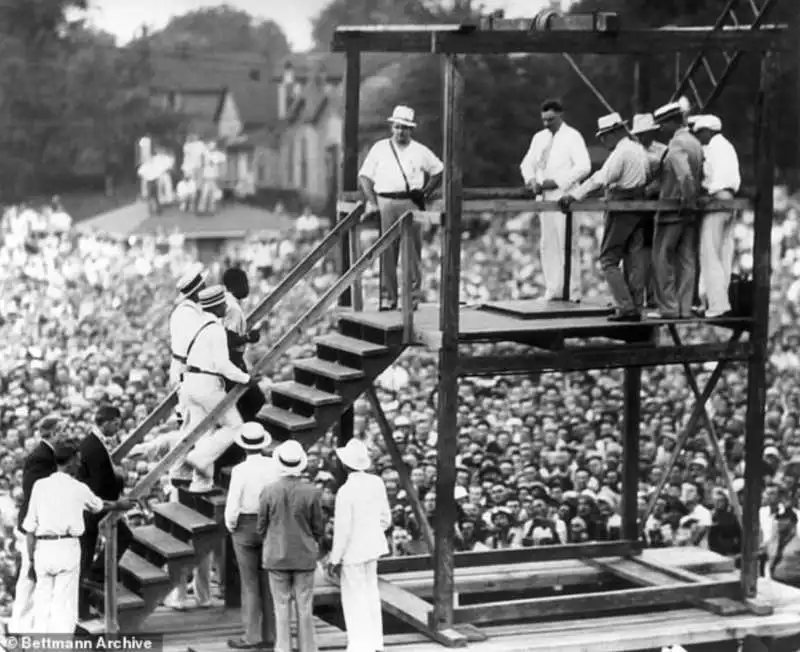 l'ultima persona a essere sottoposta a un'esecuzione pubblica fu rainey bethea, nel kentucky, nel 1936.