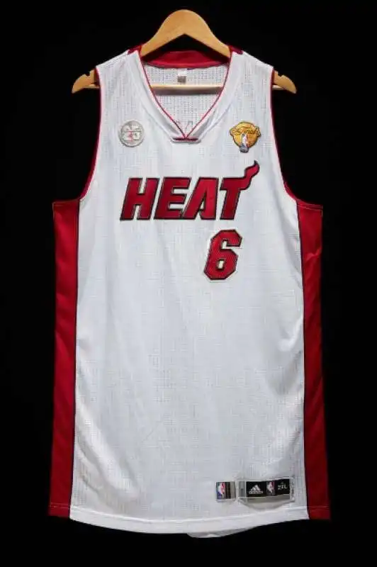 la maglia indossata da lebron james nelle finals del 2013 in vendita all asta the one 