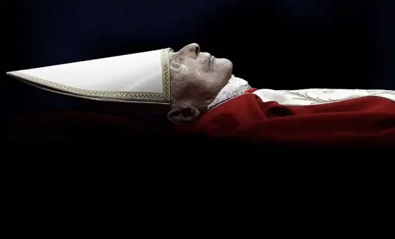 la salma di joseph ratzinger a san pietro   10