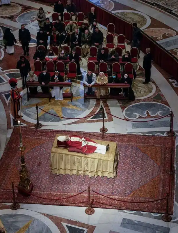 la salma di joseph ratzinger a san pietro   3