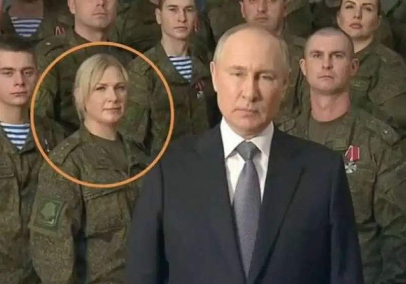 la soldatessa-attrice alle spalle di putin al discorso di capodanno