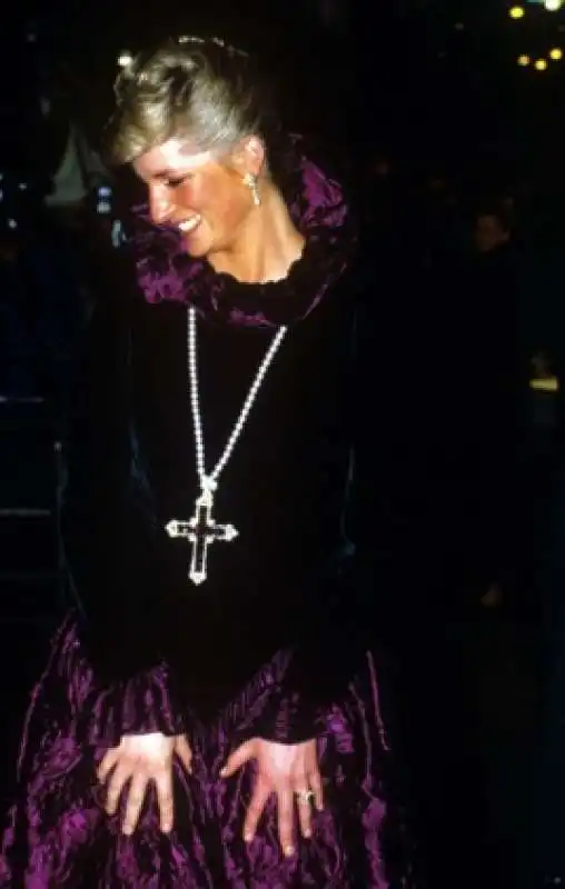 lady diana con la croce di attallah 2