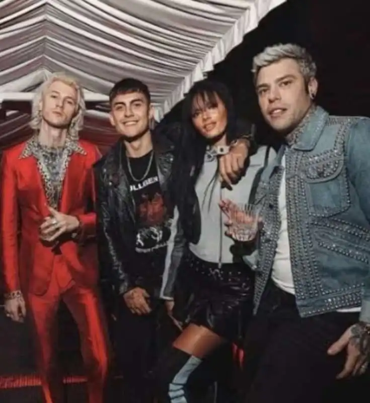 machine gun kelly, dybala, oriana sabatini e fedez al matrimonio dei maneskin