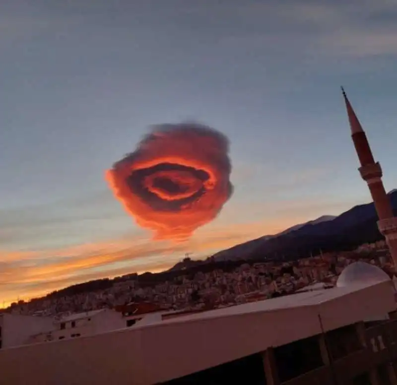 nuvola rossa a forma di ufo a bursa in turchia   5