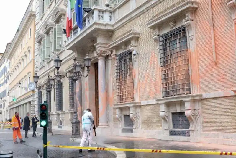 palazzo madama imbrattato con la vernice   4