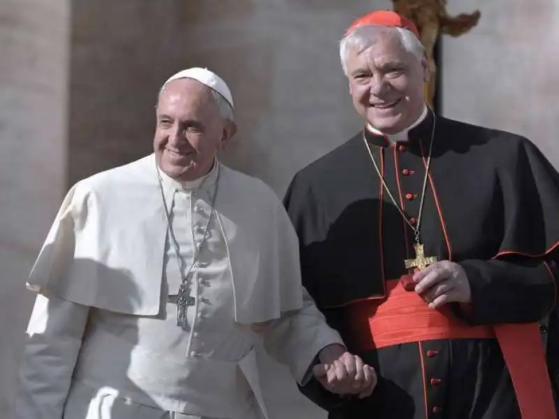 PAPA FRANCESCO CARDINALE MUELLER