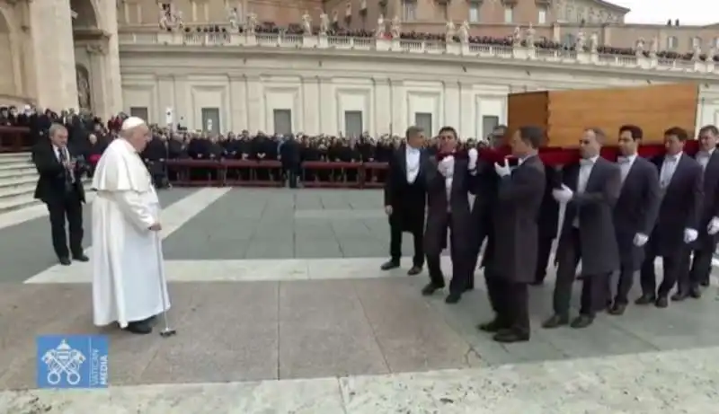 PAPA FRANCESCO E L ULTIMO SALUTO AL FERETRO DI RATZINGER