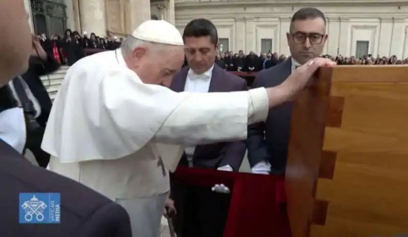 PAPA FRANCESCO E L ULTIMO SALUTO AL FERETRO DI RATZINGER   