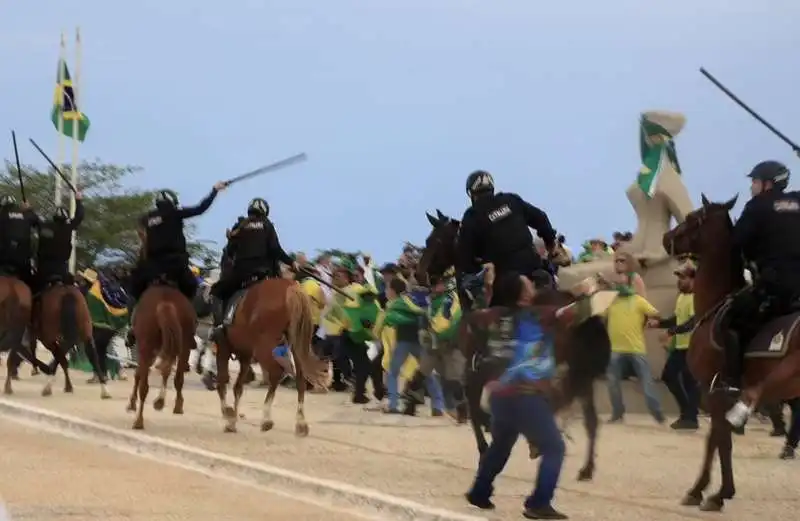 polizia a cavallo aggredita dai supporter di bolsonaro  