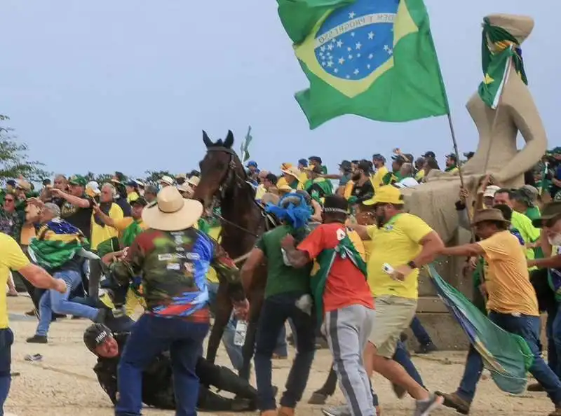 polizia a cavallo aggredita dai supporter di bolsonaro 