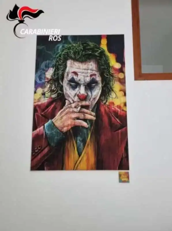 poster di joker nel covo di matteo messina denaro 