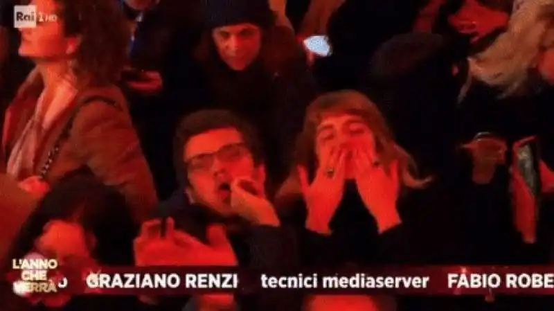 ragazzo simula pompino a l anno che verra  2