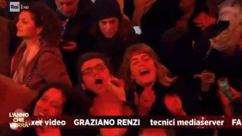 ragazzo simula pompino a l anno che verra  3