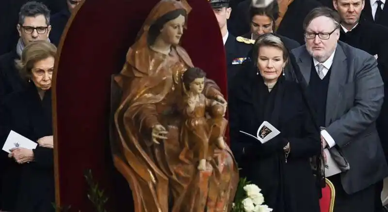 regina sofia di spagna e regina matilde di belgio ai funerali di ratzinger 