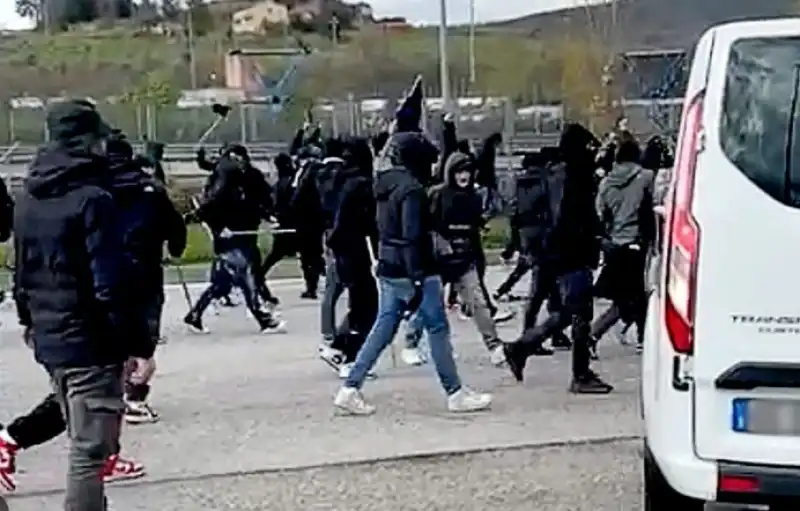 SCONTRI TRA TIFOSI DEL NAPOLI E ROMA IN AUTOSTRADA 6