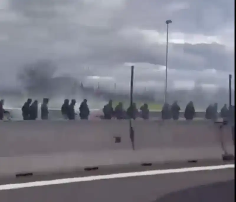 SCONTRI TRA TIFOSI DEL NAPOLI E ROMA IN AUTOSTRADA