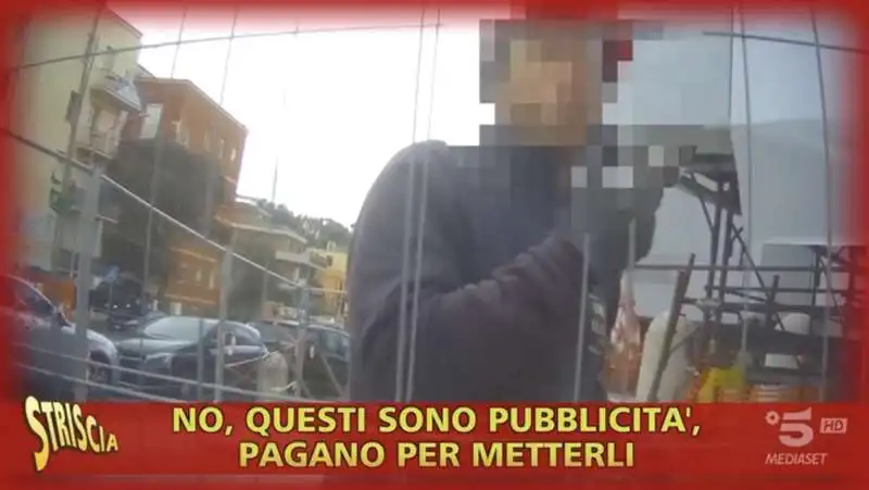 striscia la notizia   il servizio di jimmy ghione sui cartelloni pubblicitari alla chiesa di ponte milvio   4