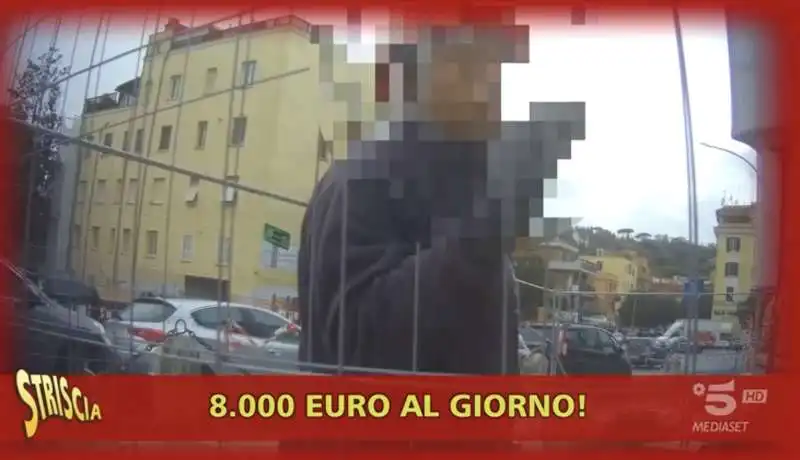 striscia la notizia   il servizio di jimmy ghione sui cartelloni pubblicitari alla chiesa di ponte milvio   3