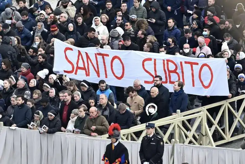 STRISCIONE SANTO SUBITO AI FUNERALI DI RATZINGER 